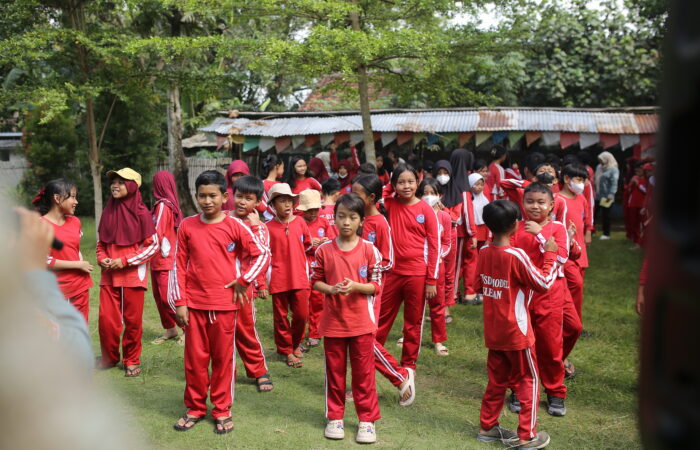 Siswa SD Model outbond di Dewi Kajii
